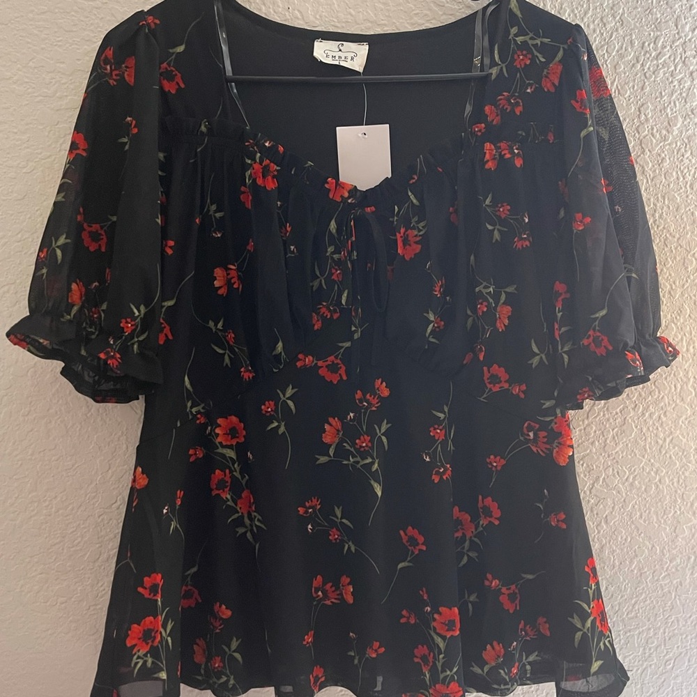 Cute Floral Peplum blouse size Large!! NWT!!